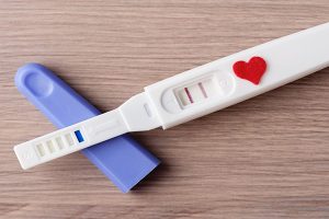 Tư vấn: Cách dùng que thử thai giúp phát hiện mang thai sớm